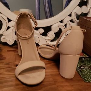 Strap block heels nude